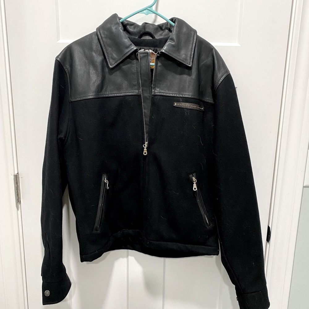 Women’s Harley Davidson wool/leather jacket. Fits like a men’s small/medium.